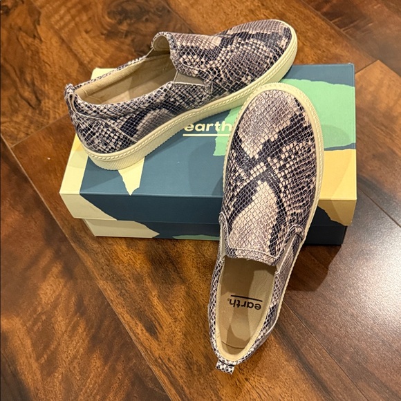 Brand New 6.5 Earth Snakeskin Slip-On Sneakers - Picture 8 of 8